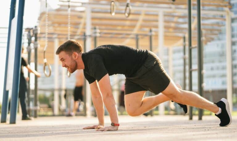 Mountain climbers : le mouvement simple qui combine cardio et abdos