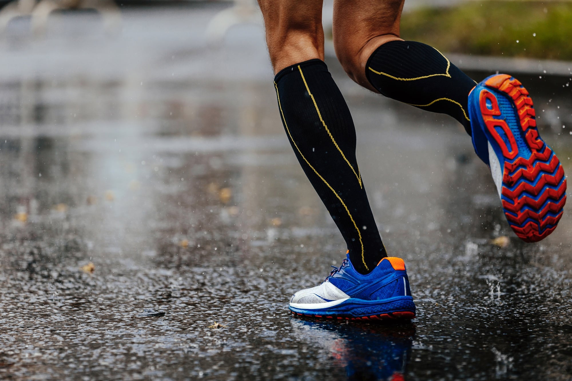Jambes lourdes : comprendre les causes et solutions efficaces