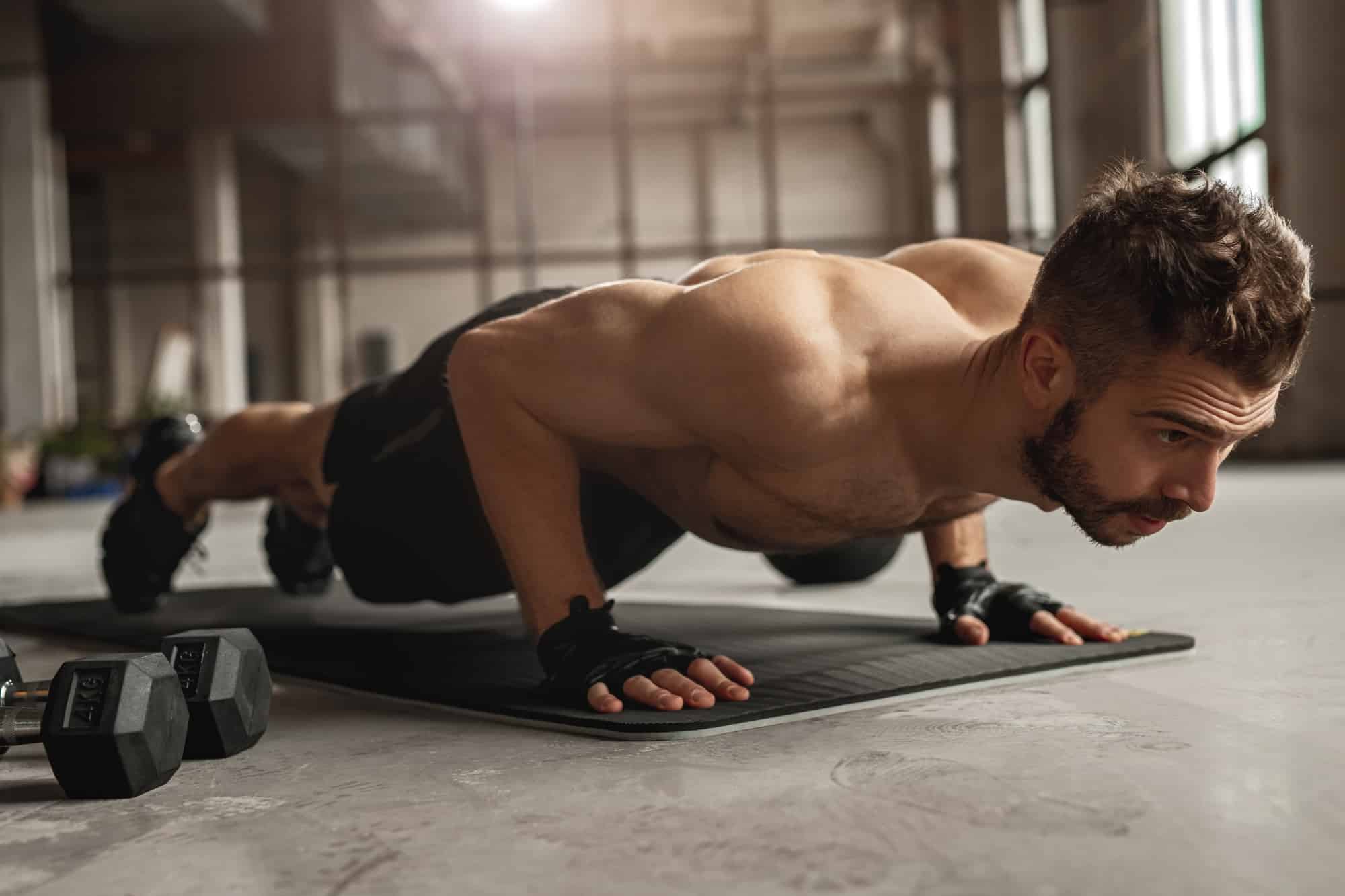 Pompes triceps : la méthode simple pour muscler l’arrière des bras