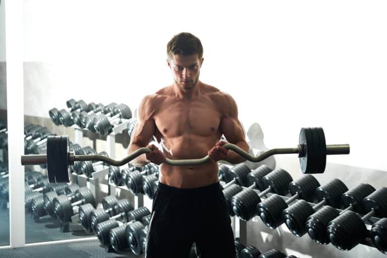 Comment choisir une barre curl pour muscler vos bras efficacement
