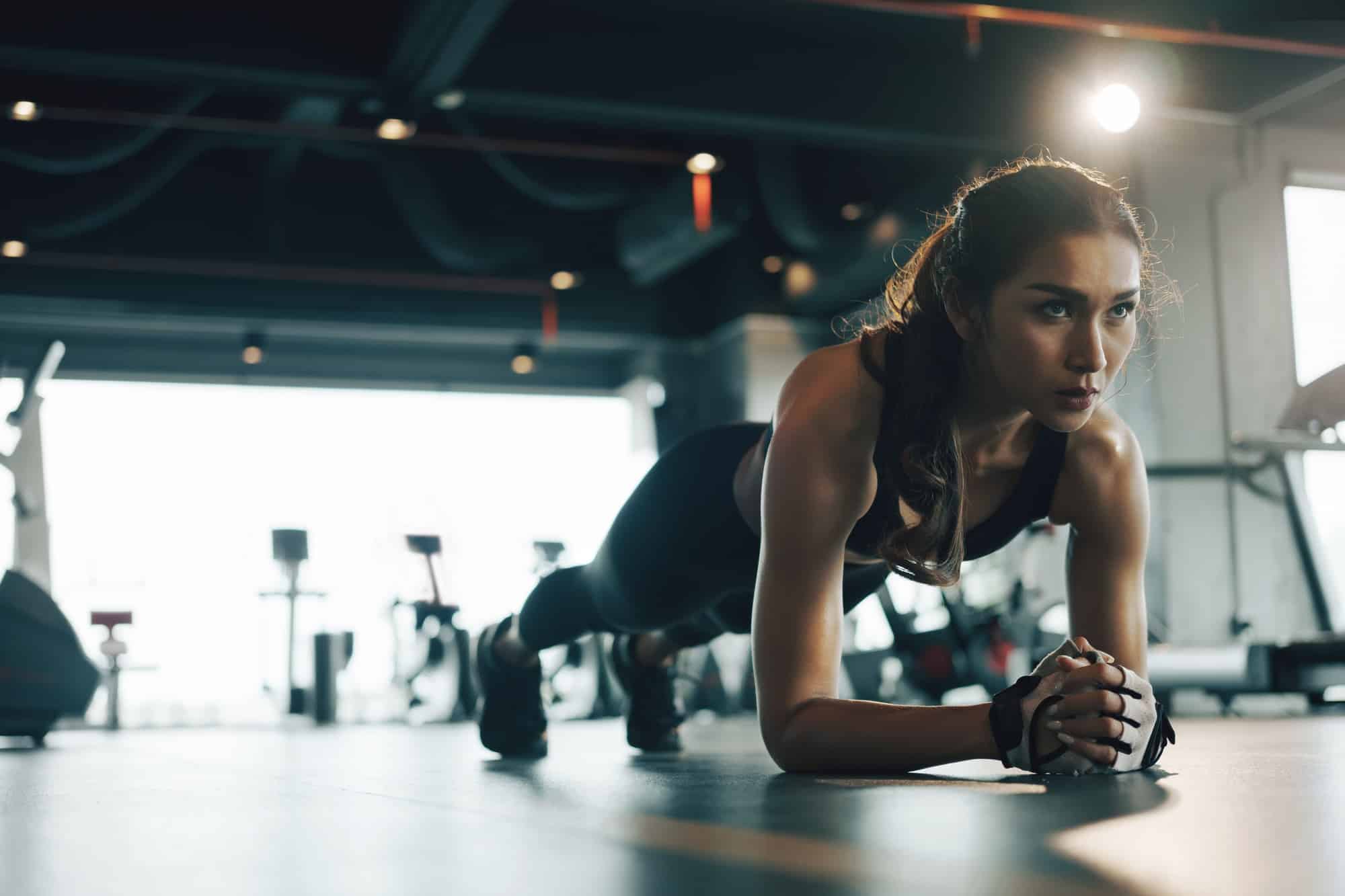 Planche en musculation : la technique simple pour un gainage en béton