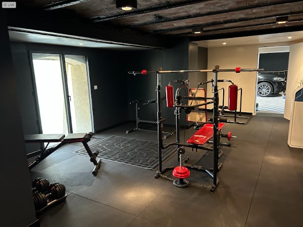 Quel sol de musculation choisir sous un rack, un banc et des charges lourdes ?